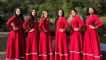 Seis jovens concorrem ao título de rainha da Festa do Morango