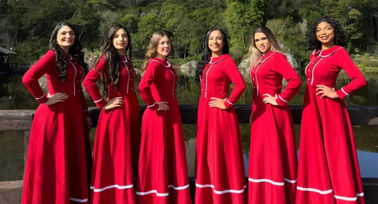Seis jovens concorrem ao título de rainha da Festa do Morango