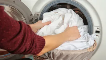 Seis peças de roupa que deve lavar sempre do avesso
