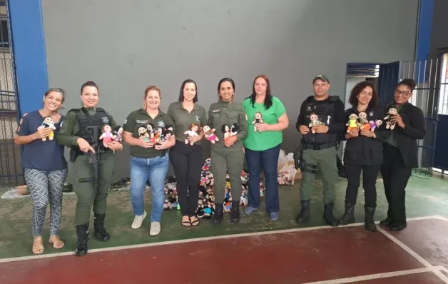 Sejus entrega 570 bonecas de pano à escola da Serra