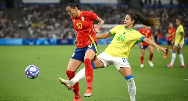 Seleção feminina de futebol vence a potência espanhola por 4 a 2 e vai para final