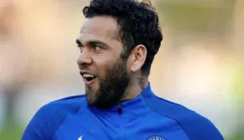 Seleção recebe Daniel Alves e treina na Coreia do Sul