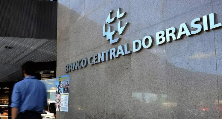 Selic a 15% provoca reação dura da base aliada do governo contra o Banco Central