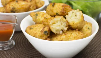 Sem desperdício! Aprenda a fazer bolinho de arroz assado