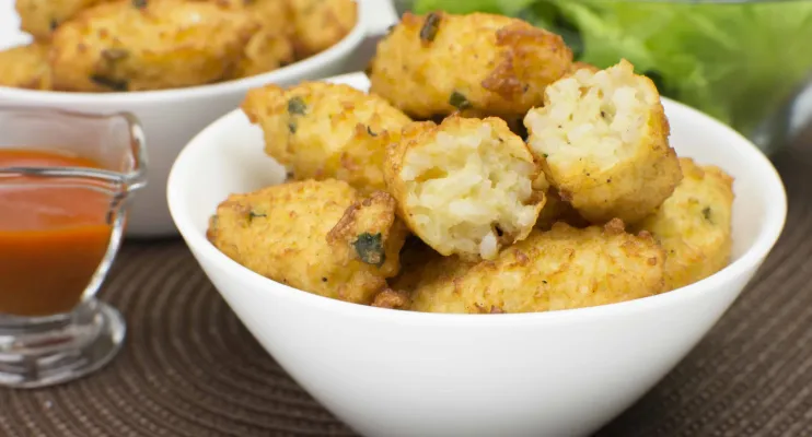 Sem desperdício! Aprenda a fazer bolinho de arroz assado