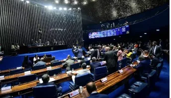 Senado aprova bolsa de R$ 700 na graduação