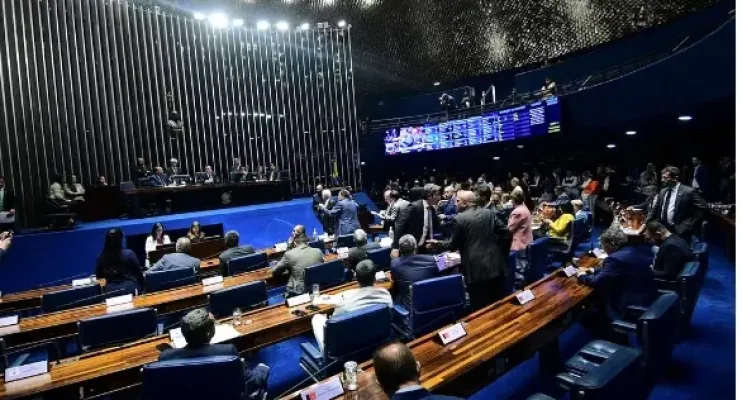 Senado aprova bolsa de R$ 700 na graduação