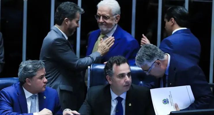 Senado aprova PEC que criminaliza porte de qualquer quantidade de droga