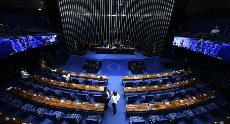 Senado aprova redução na idade mínima para laqueadura