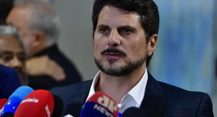 Senador acusa Bolsonaro de pedir ajuda para golpe e diz que renunciará