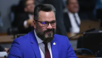 Senador bolsonarista furioso com perda de voo achincalha funcionário no aeroporto