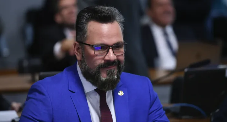 Senador bolsonarista furioso com perda de voo achincalha funcionário no aeroporto
