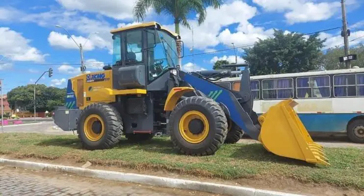Senadora Rose de Freitas indica máquina pá carregadeira para Pedro Canário