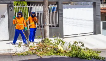 Serviços de limpeza são intensificados nas praias de Linhares