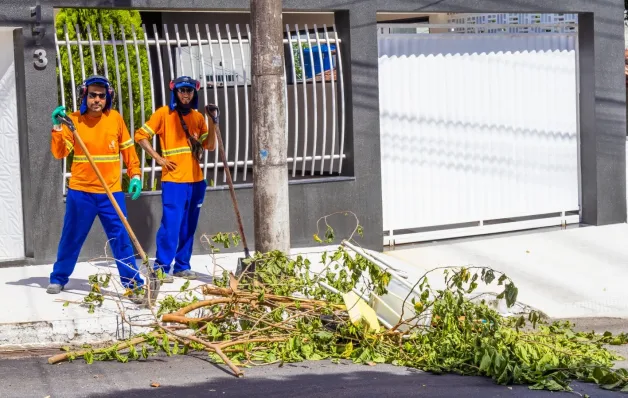 Serviços de limpeza são intensificados nas praias de Linhares