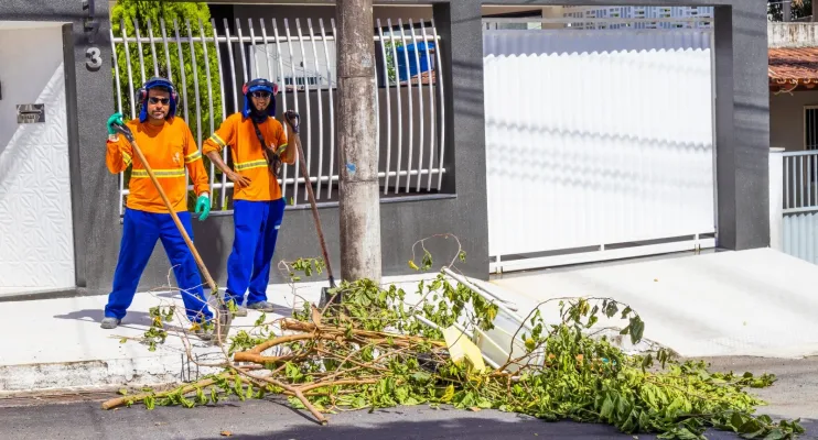Serviços de limpeza são intensificados nas praias de Linhares