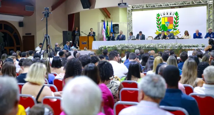 Sessão solene atrai autoridades dos três poderes e presidente Paulo Fundão recebe cumprimentos por organização