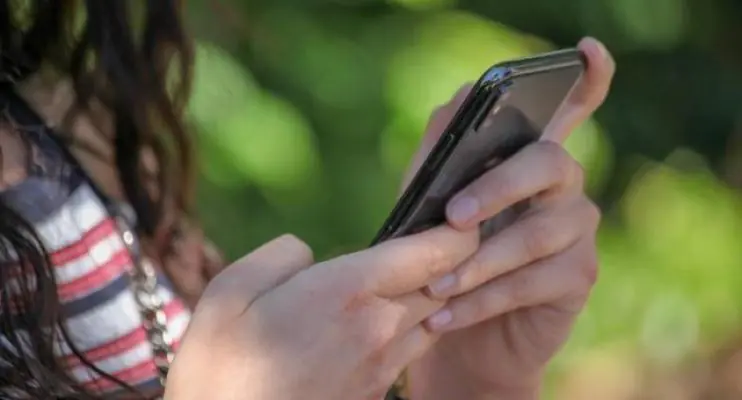 Sete em cada dez adolescentes recebem fotos eróticas sem consentimento, diz estudo britânico