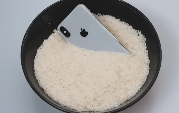 Seu iPhone molhou? Não o coloque no pote de arroz, diz Apple