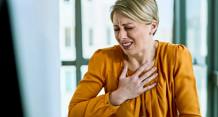 Sintomas como os “fogachos” sinalizam maior risco de doenças cardiovasculares em mulheres