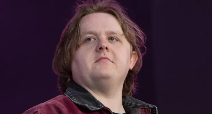Sintomas da condição que levou Lewis Capaldi a suspender turnê