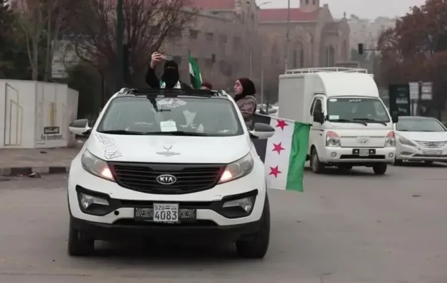 Sírios celebram um ano da queda de Assad com atos em várias cidades