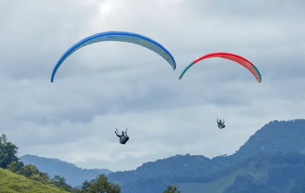 Super Open 2025 coloriu o céu de Alfredo Chaves com evento de voo livre