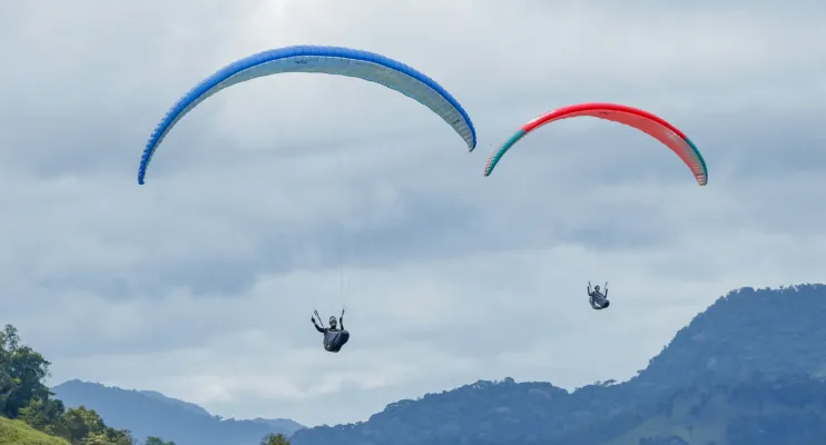 Super Open 2025 coloriu o céu de Alfredo Chaves com evento de voo livre