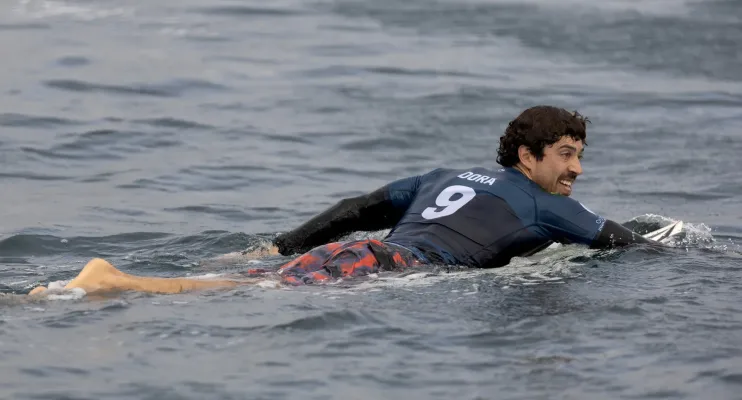 Surfista Yago Dora supera número 3 do mundo e está nas oitavas de final em Teahupoo