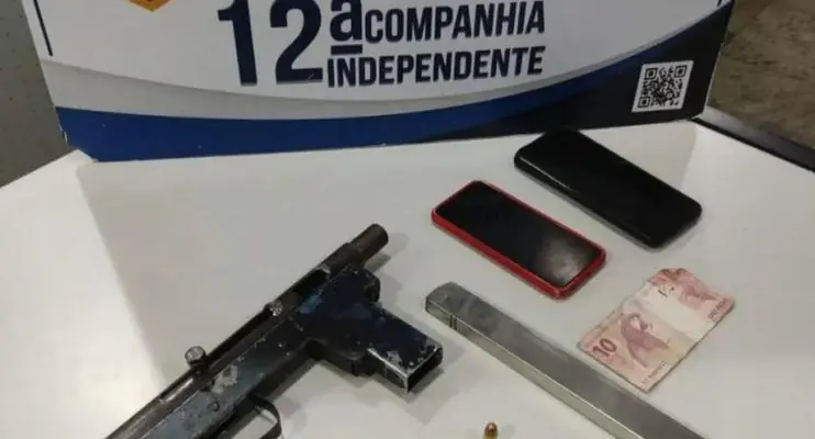 Suspeitos de assaltar motorista são perseguidos e um deles atira contra policiais