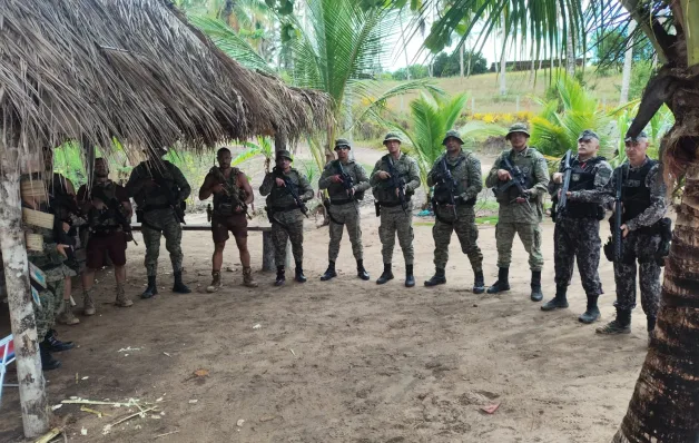 Suspeitos de atirar em turistas são detidos e esconderijo de armas é descoberto no sul da Bahia