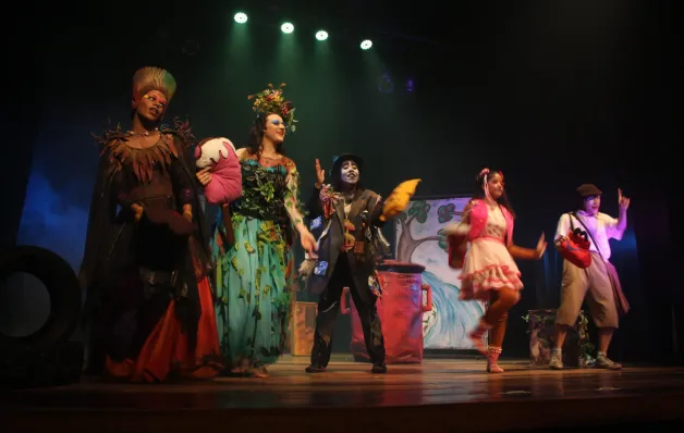 Teatro Módulo recebe espetáculo “A Menina Que Roubava Lixo” em curta temporada