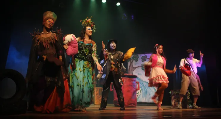Teatro Módulo recebe espetáculo “A Menina Que Roubava Lixo” em curta temporada