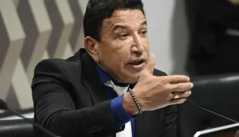 Técnica de enfermagem registra BO contra senador Magno Malta por agressão