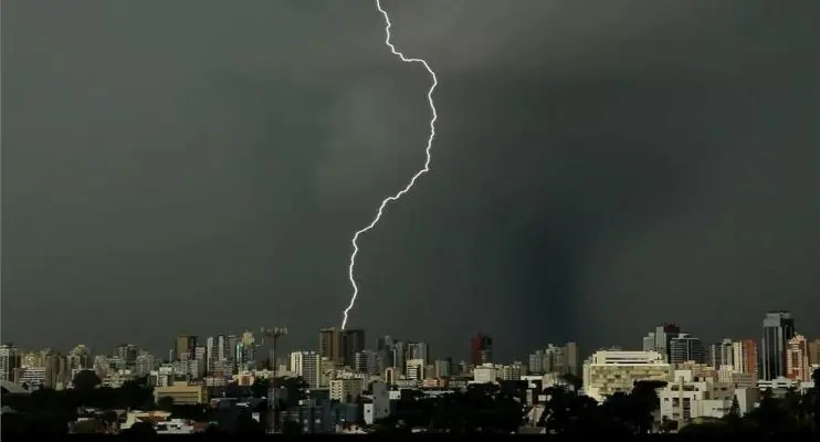 Tempestade de raios: saiba como se proteger e o que não fazer
