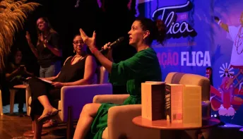 Thalita Rebouças defende na FLICA que, quando o livro é bom, não há tela certa