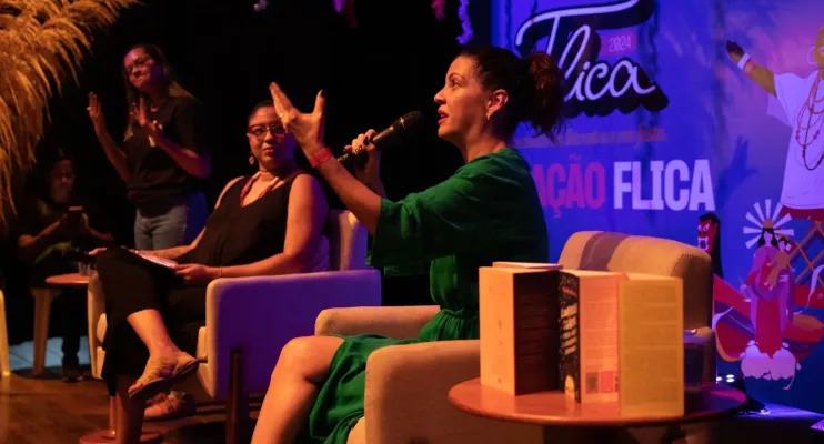 Thalita Rebouças defende na FLICA que, quando o livro é bom, não há tela certa