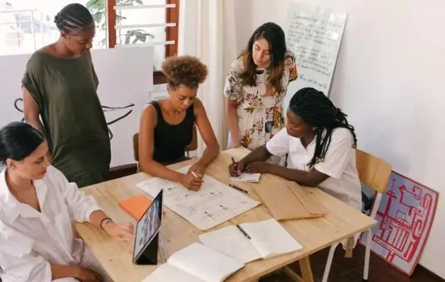 Trabalhadores pretos ganham 40,2% menos do que brancos por hora trabalhada, mostra IBGE