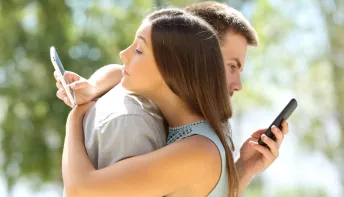 Traição virtual: Até onde vai o poder de uma curtida?