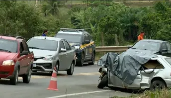 Três pessoas morrem em batida frontal entre carro e carreta na BR-259, em João Neiva, no ES