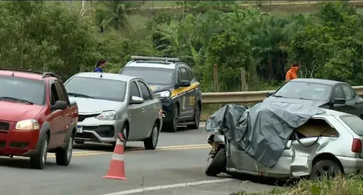 Três pessoas morrem em batida frontal entre carro e carreta na BR-259, em João Neiva, no ES