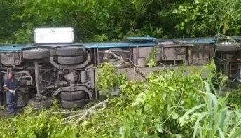 Treze pessoas ficam feridas após ônibus que saiu de Itabuna para Vitória/ES tombar em rodovia na 101
