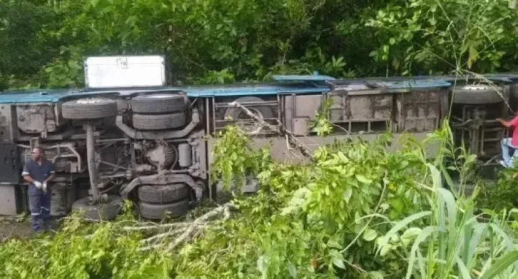 Treze pessoas ficam feridas após ônibus que saiu de Itabuna para Vitória/ES tombar em rodovia na 101