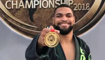Tricampeão mundial de jiu-jitsu morre em ataque em restaurante em SP