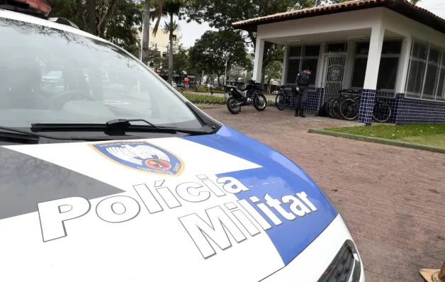Trio rouba carro de turistas de Minas Gerais, é perseguido e detido pela polícia em Vila Velha, no ES