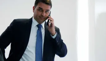 TSE mantém multa a Flávio Bolsonaro e Bia Kicis por mentiras contra Lula