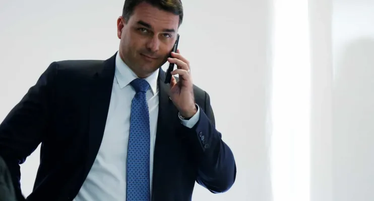 TSE mantém multa a Flávio Bolsonaro e Bia Kicis por mentiras contra Lula