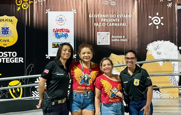 Turista perdida no Carnaval de Salvador emociona-se ao ser localizada pela polícia