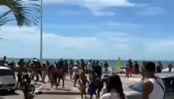 Turistas causam tumulto em Guarapari, ES, ao jogar dinheiro de varanda de prédio