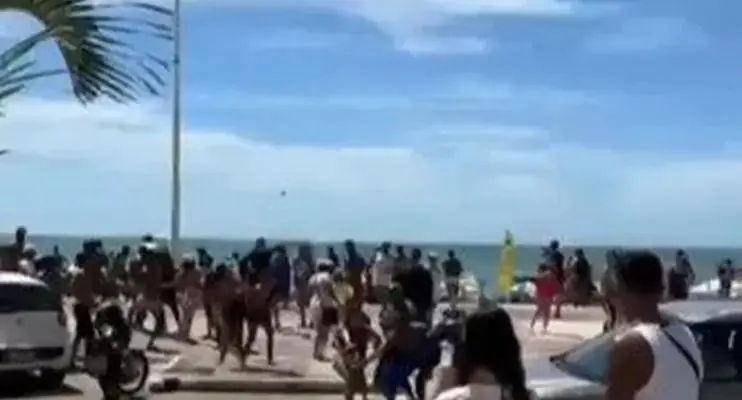 Turistas causam tumulto em Guarapari, ES, ao jogar dinheiro de varanda de prédio